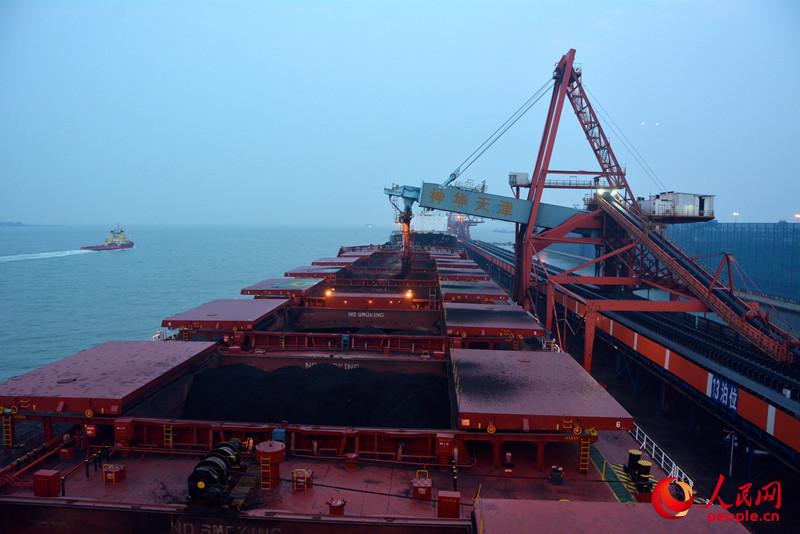 散货船“金海发”在天津港耗时30小时装载10万吨煤炭，准备运往福建泉州鸿山热电厂。（付长超摄）