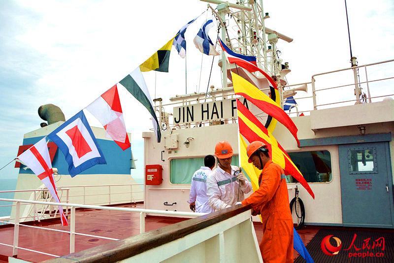 桅杆上挂起了满旗，充满节日气氛。近年来，在中国海员建设工会与多方共同推动下，多项覆盖海员的行业标准已建立。（付长超摄）