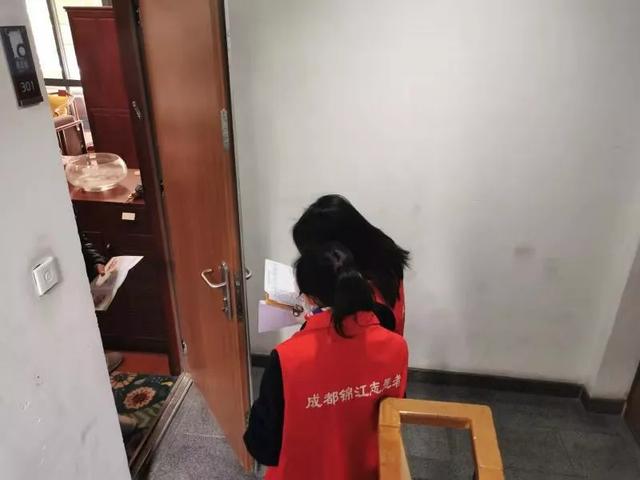 抗击疫情，成都网格员在一线