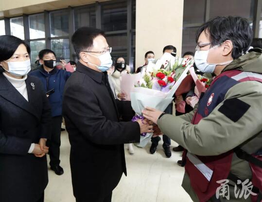 1月28日,郑栅洁为我市第三批赴武汉医疗队队员壮行,资料图