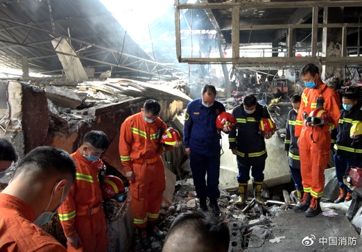 广西一农贸市场发生火灾后坍塌 一名26岁消防员牺牲
