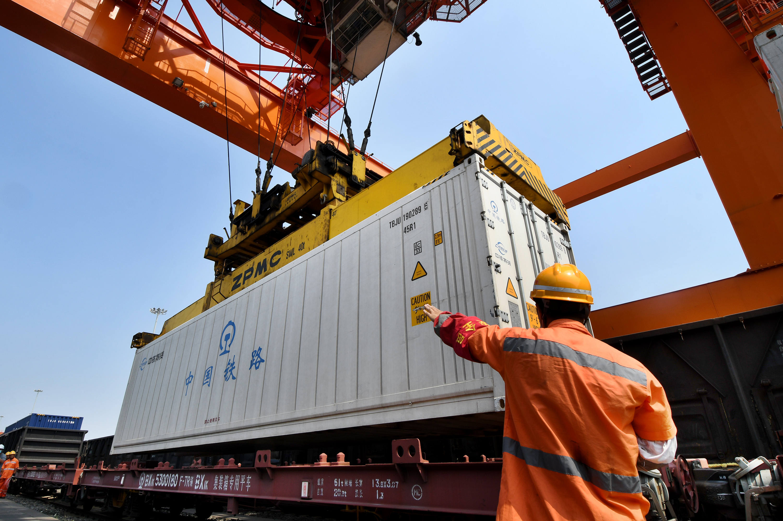 7��16��,��·�����ּ������޹�˾���װ������վ����������ؼ�װ�����ڽ��е���װ����ҵ���ɭ/��