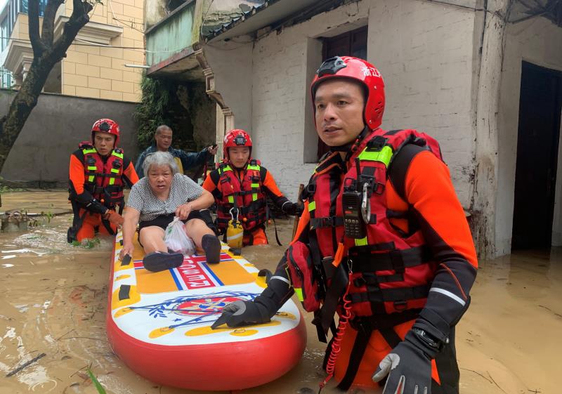 7月24日，浙江省绍兴市消防救援支队指战员在柯桥区湖塘街道、夏履镇部分村庄疏散被困老人。张佳胤摄