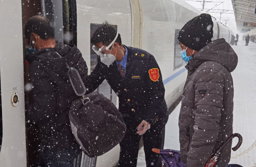 锦州客运段职工组织旅客有序乘降。中国铁路沈阳局集团有限公司供图