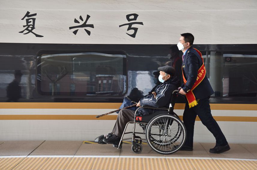 长春客运段列车乘务员为旅客提供服务。中国铁路沈阳局集团有限公司供图