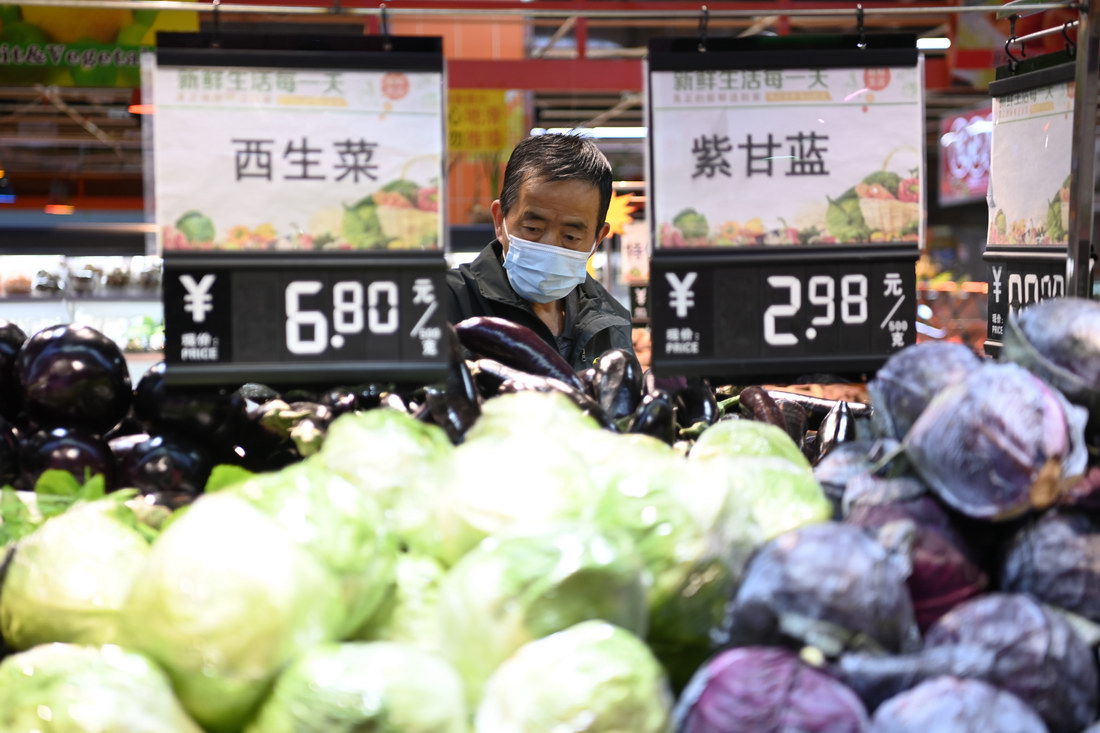 4月18日，在西宁大十字百货商店有限公司广场店，市民选购蔬菜。