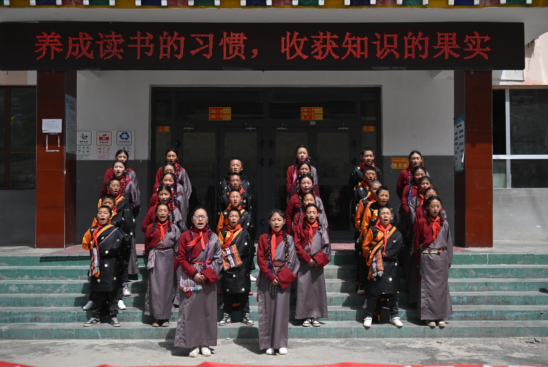 4月22日，青海省玉树藏族自治州曲麻莱县巴干乡寄宿制小学的学生在学校组织的“世界读书日”活动中诵读经典。