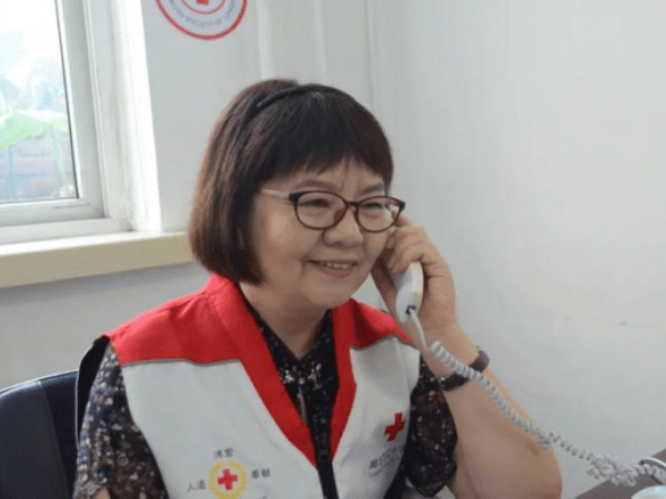 张晓丽在打电话。河北省红十字会供图