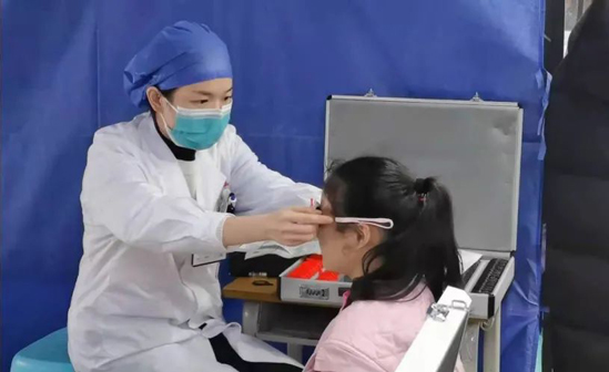 2022年2月,“红十字爱眼护眼工程”走进湖南湘西开展眼健康筛查活动。中国红十字基金会供图