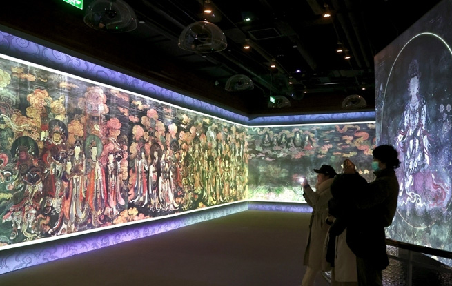市民观赏北京法海寺壁画主题沉浸式数字艺术展