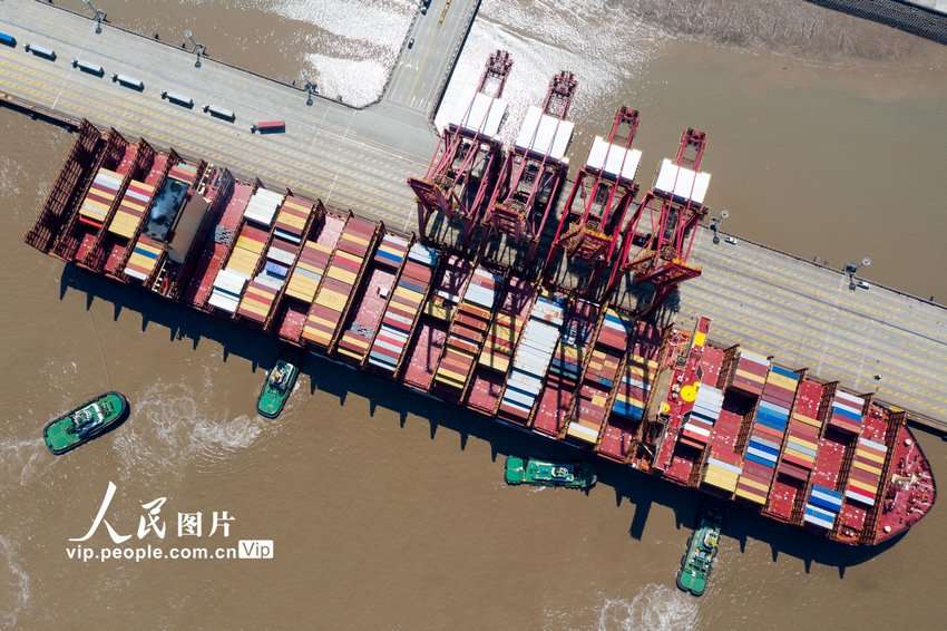 2023年4月2日,浙江省宁波舟山港穿山港区集装箱码头,全球最大集装箱船“地中海伊琳娜”(MSC IRINA)轮正在忙碌靠泊,码头一派繁忙。