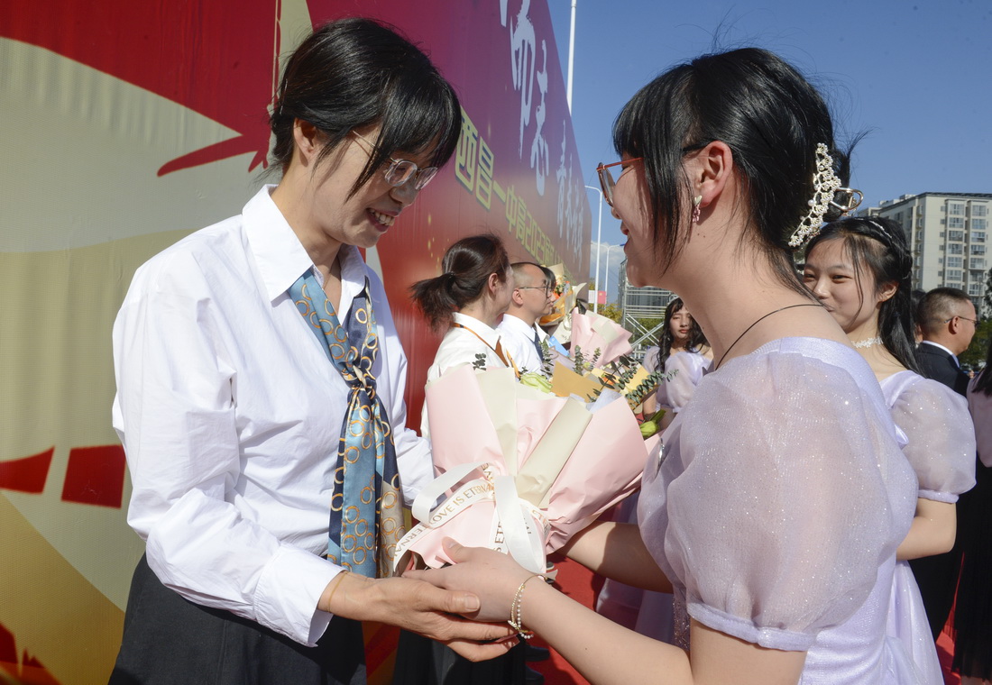 4��2�գ�������һ�г������ϣ�����ѧ������ʦ�׻���