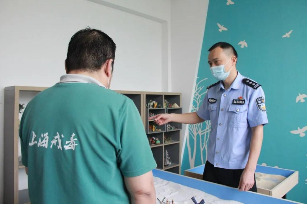 王仕锋和戒毒人员在沟通。上海市司法局供图