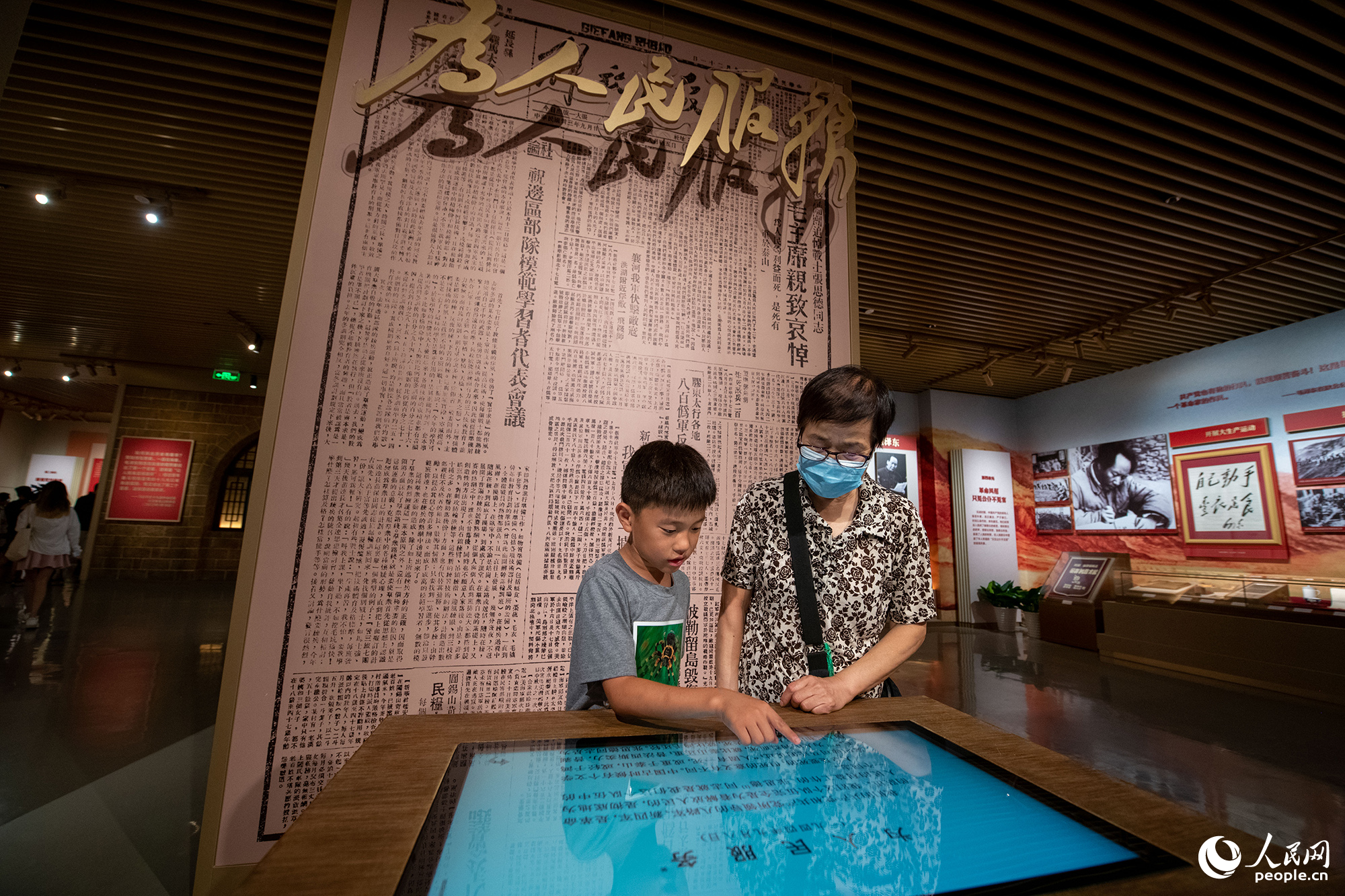 7��7�գ������ڲιۡ�ΰ�󹤳̡�����սʱ���й��������Ľ��衱ר��չչ�������������� ��������