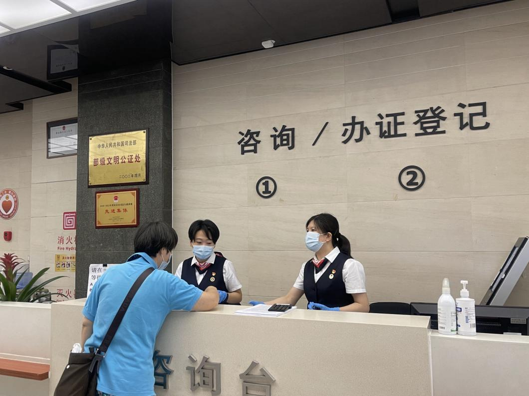 在北京市方圆公证处，群众在咨询公证服务。人民网 周静圆摄