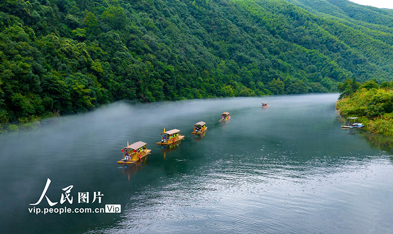 2023年7月17日，在安徽省宁国市青龙乡储家滩，旅客们乘坐竹筏激荡在涔涔缥缈的西津河上。