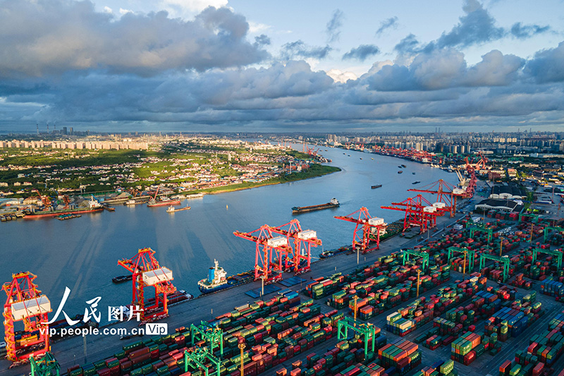 2023年7月17日，上海，黄浦江上船只贸易穿梭，张华浜船埠装卸费力。