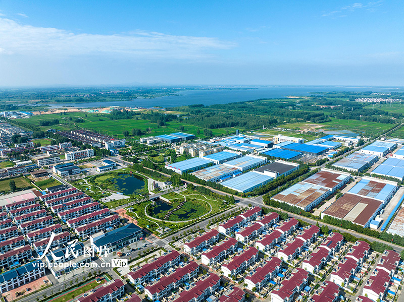 2023年7月18日,江苏省连云港市东海县石梁河镇南辰新型农村社区,一座座农房错落有致,道路通达平整,绿化景观秀丽,美丽乡村风景如画。日前,该村被命名为“江苏省特色田园乡村”。