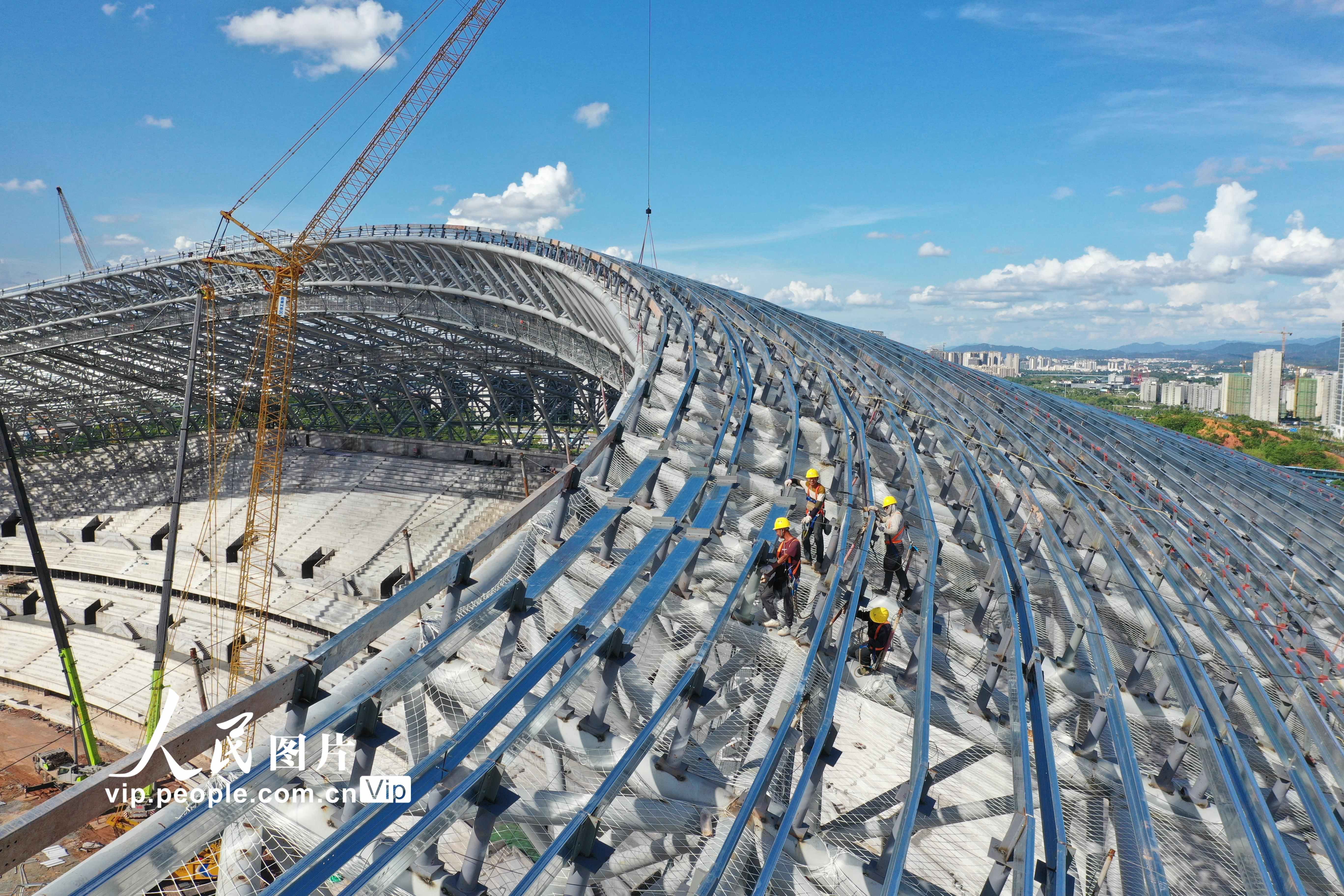 2023å¹´7æ20æ¥ï¼æ±è¥¿çèµ£å·å¸å¨æ°å¥èº«ä¸­å¿åºé¦å»ºè®¾å·¥å°ï¼å·¥äººå¨è¿è¡é¡¶æ£é¢ç»æä»¶å®è£åç²¾è£ä¿®å·¥ä½ã