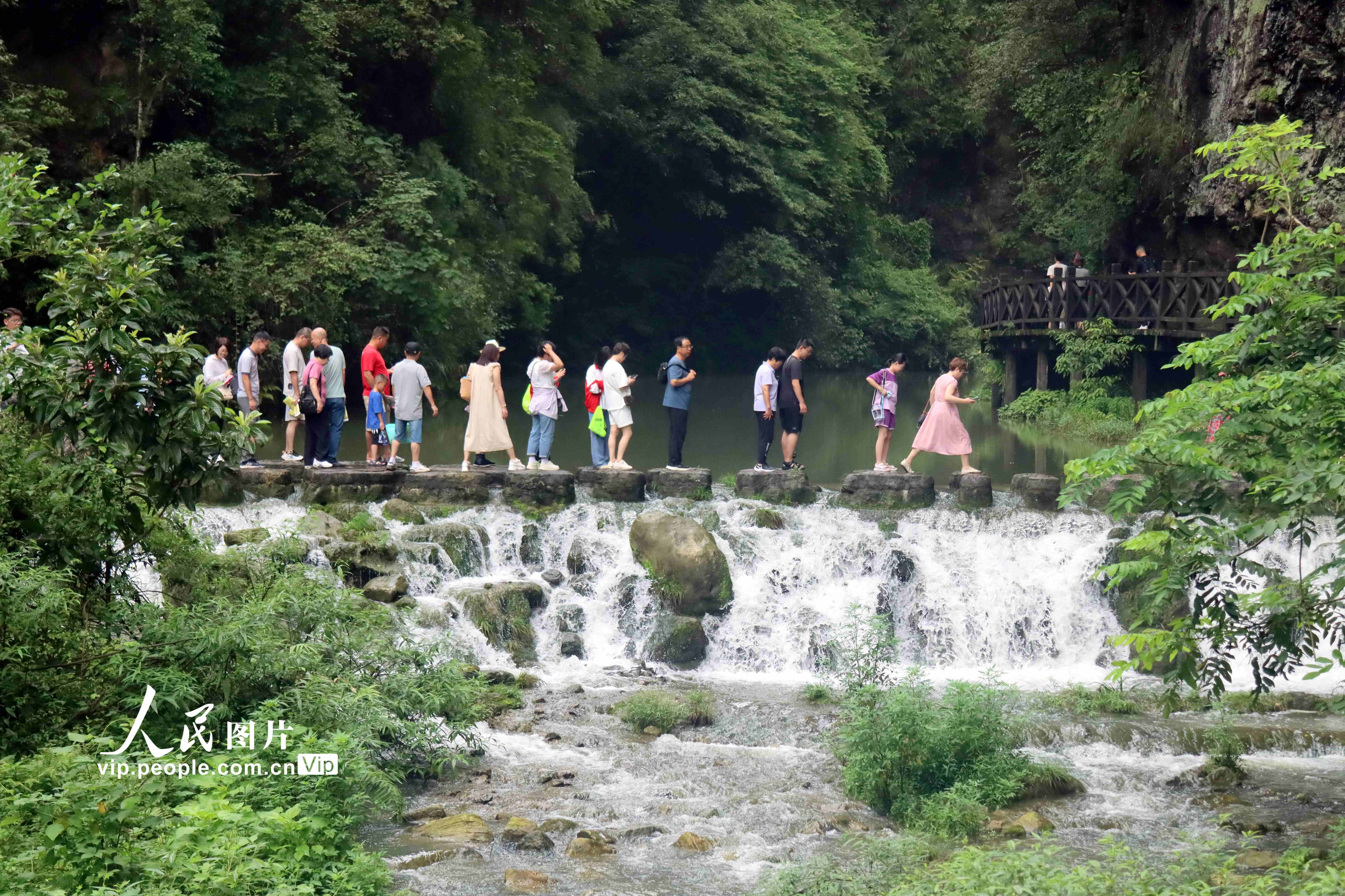 2023å¹´7æ20æ¥ï¼æ¸¸å®¢å¨æ¹åçå®æå¸å¤·éµåºä¸å³¡å¤§çå¸æ¯åºæ¸¸ç©ã