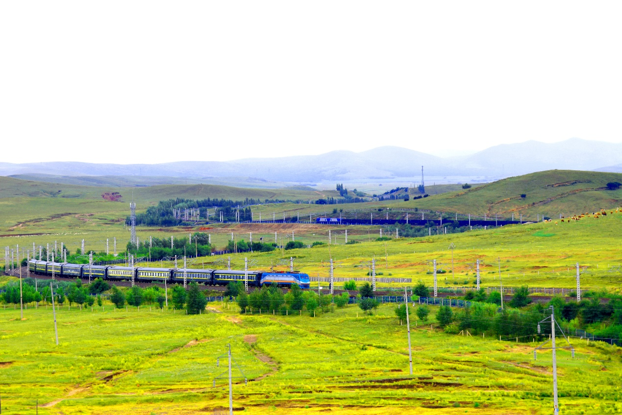 图为通霍铁路上行驶的列车。图片由沈阳铁路局通辽工务段提供