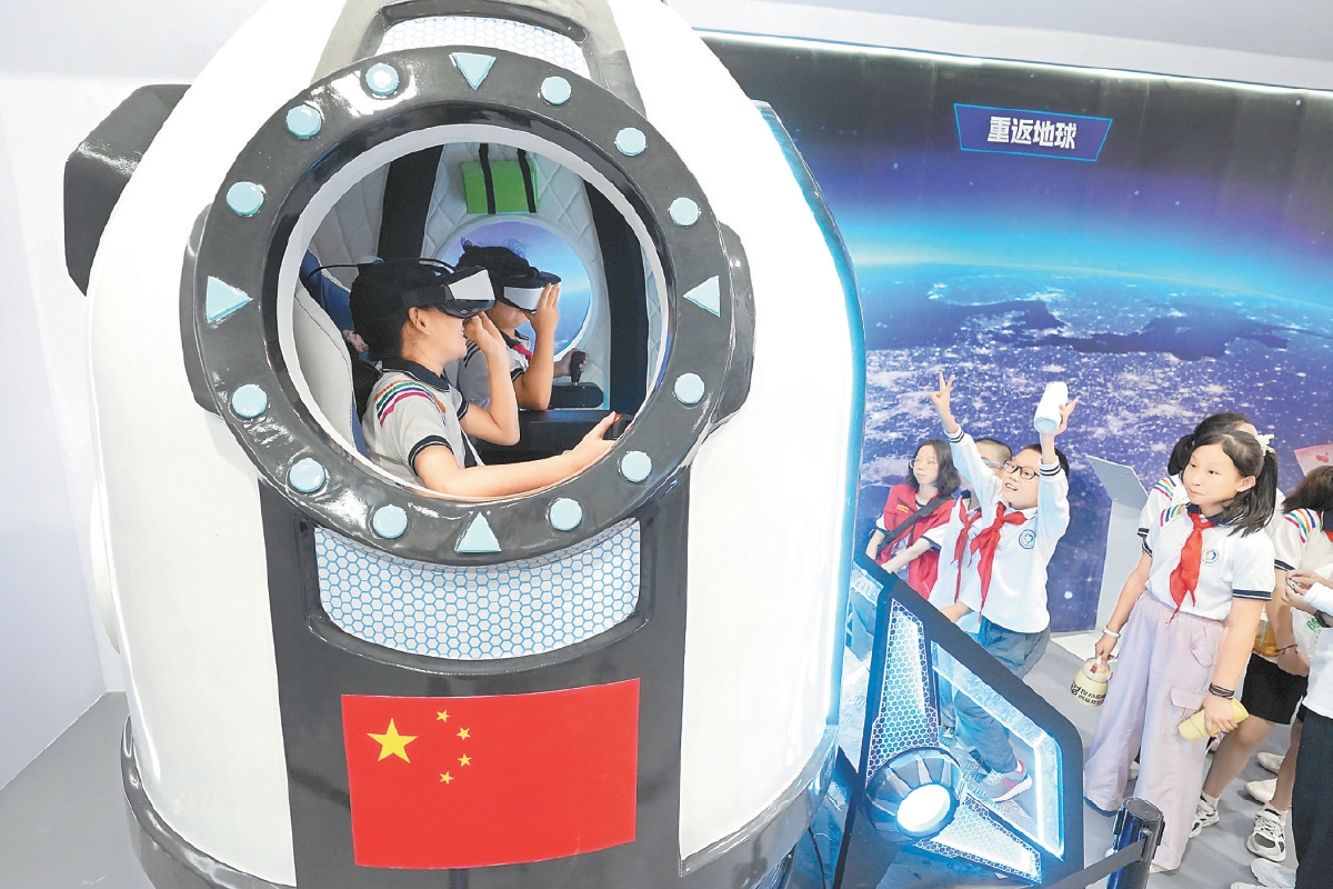 小观众登上“神舟飞船”体验太空遨游。 本报记者 王海欣摄