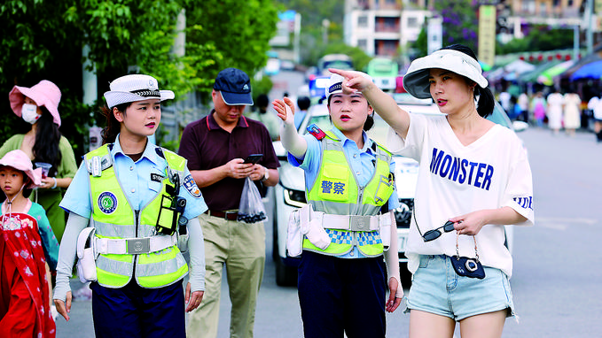 女子中队队员在小七孔景区给游客指路。莫玄毅摄