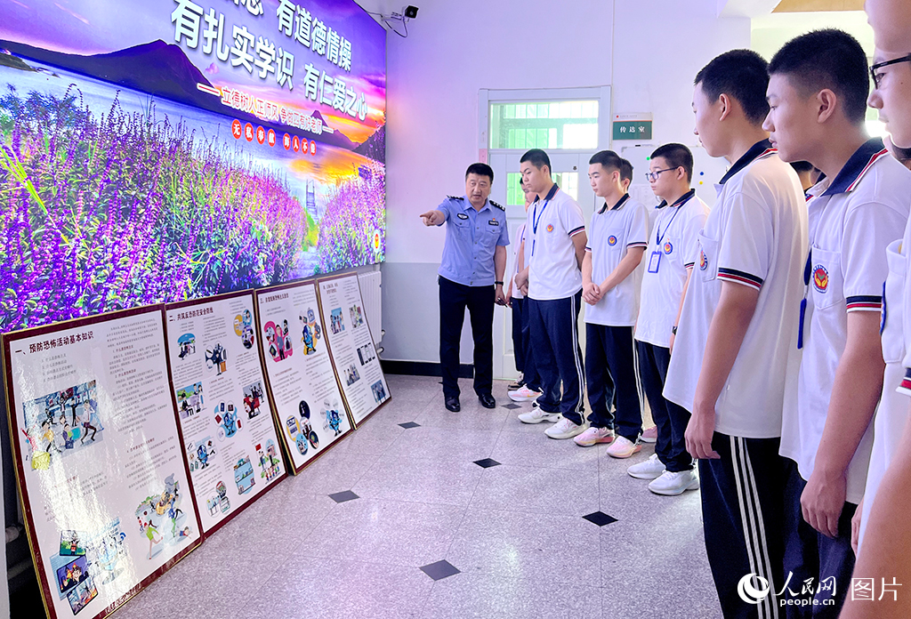 宣传民警向师生讲解禁毒、反诈、反恐、防溺水、交通安全知识。