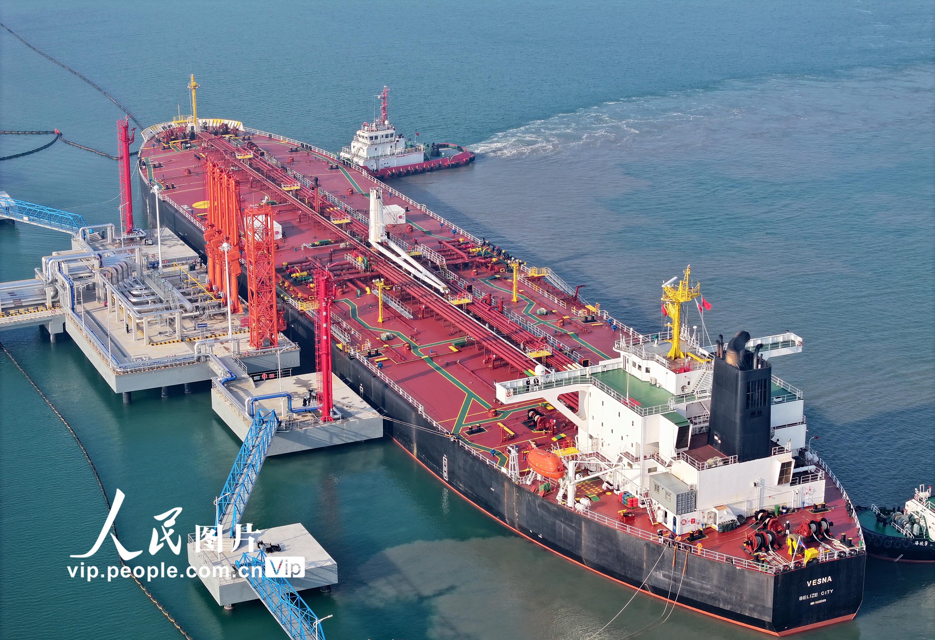 2023年11月15日，来自新加坡的伯利兹籍“韦斯娜”号油轮装载着原油，缓缓靠泊东营港渤海湾海欣2×10万吨级原油码头2#泊位。