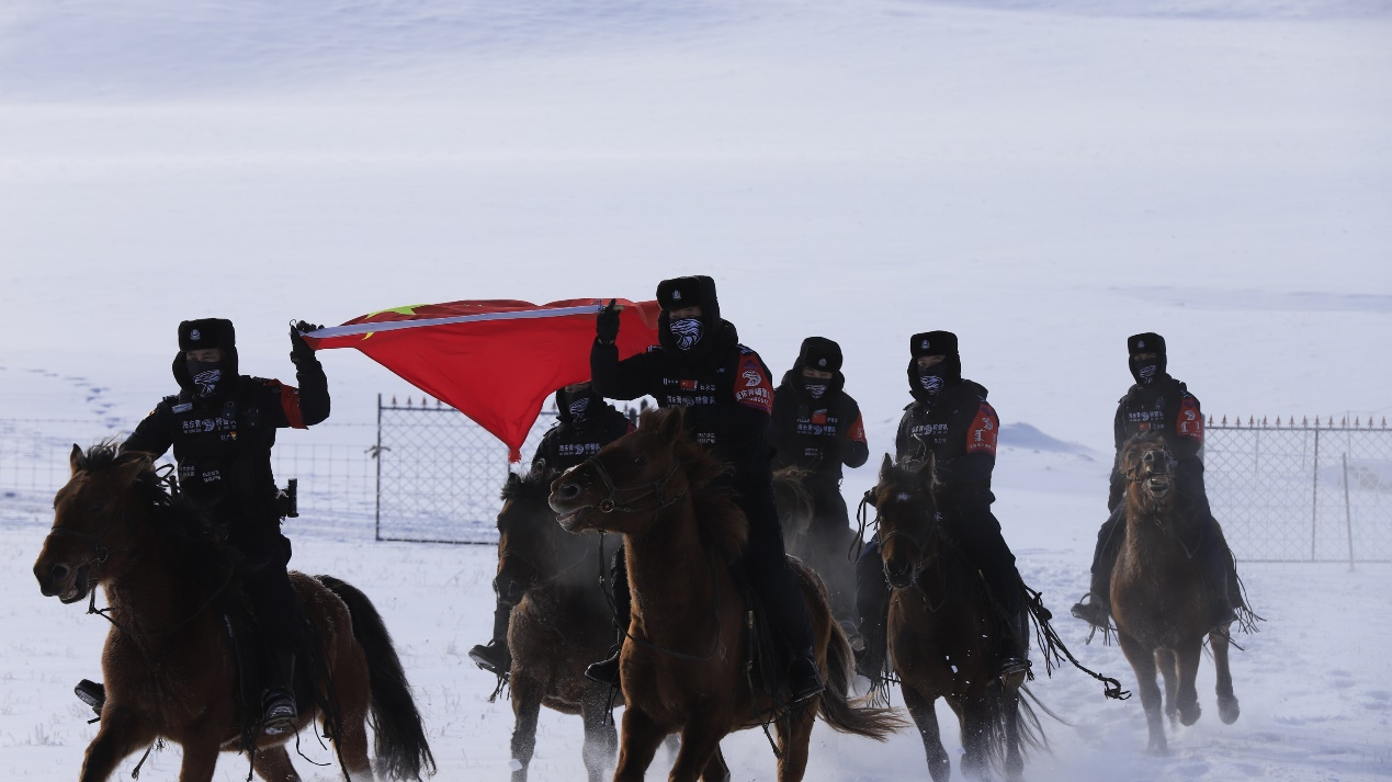 “海东青”骑警队在冰天雪地里巡逻。 道中华边疆行摄制组供图