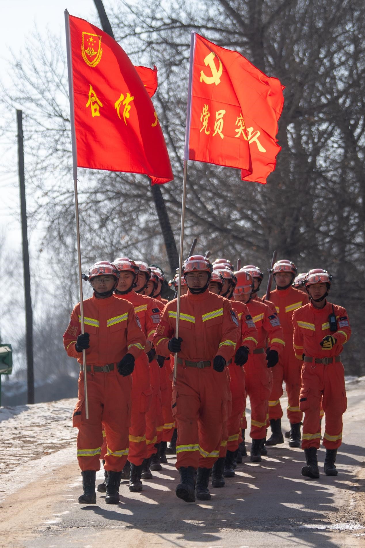 12月21日，在积石山县石塬镇石塬村，甘肃省森林消防总队陇南支队合作大队整装出发。人民网记者 翁奇羽摄