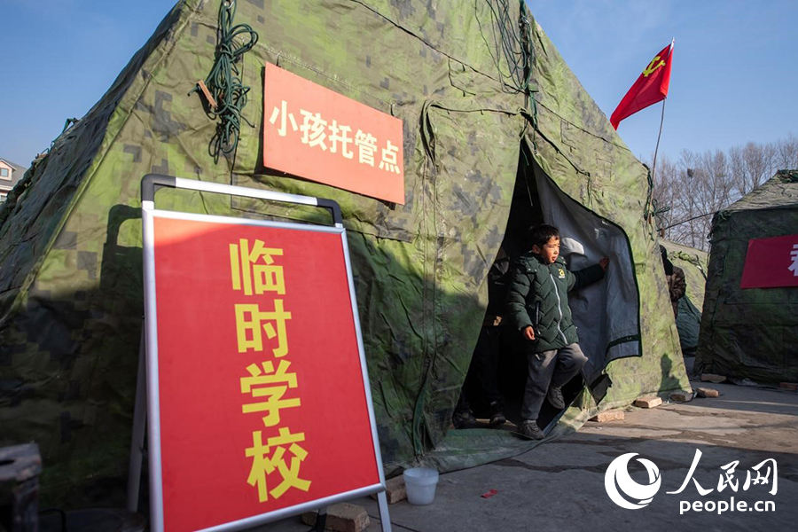 12月22日，在积石山县大河家镇大河村安置点，陆军76集团军某旅搭建的“临时学校”成为小朋友的“加油站”。人民网记者 翁奇羽摄