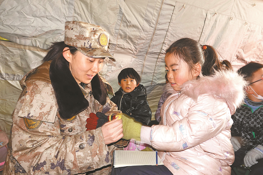 12月23日，在甘肃省积石山县石塬镇肖红坪村安置点，孩子们收到陆军第76集团军某旅官兵送来的手套。 　　新华社记者 张永进摄