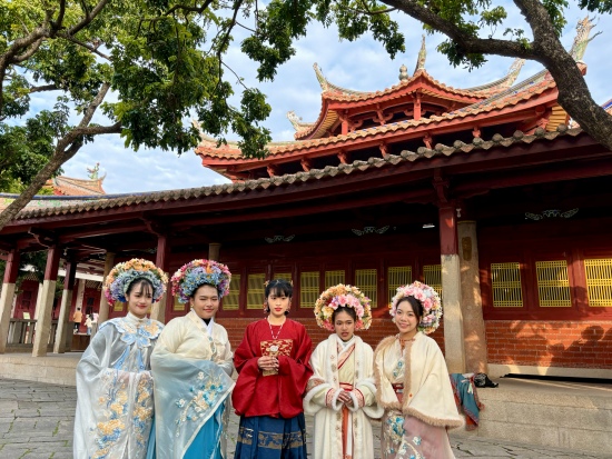 泰国留学生头戴�y埔簪花围在开元寺留影。人民网记者 金慧慧摄