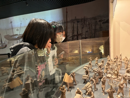 来自海南的中学生在泉州海外交通史博物馆观赏“迎番货”雕塑。人民网记者 金慧慧摄