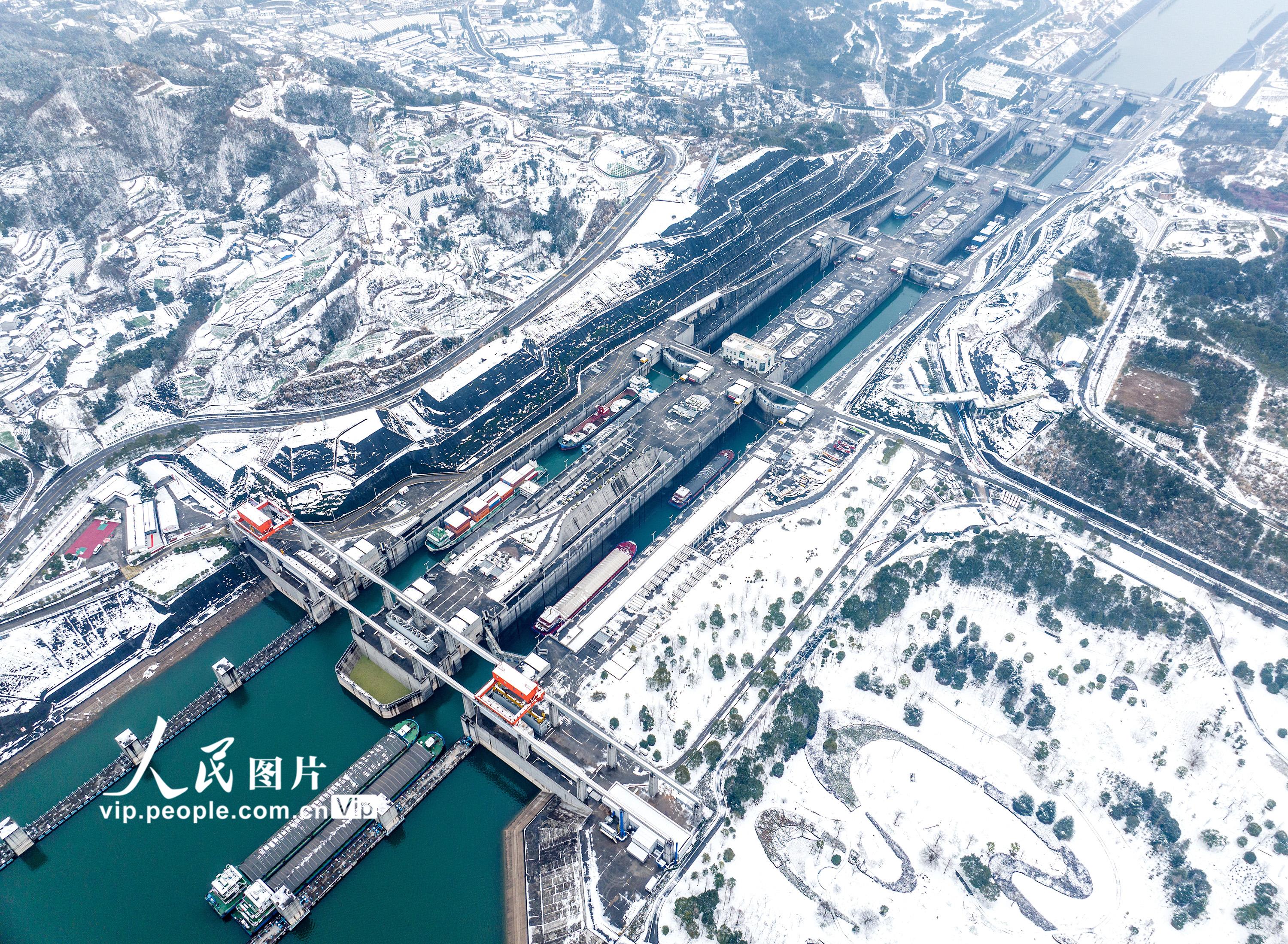 2024年2月4日，在湖北省宜昌市，船舶正有序通过长江三峡双线五级船闸。