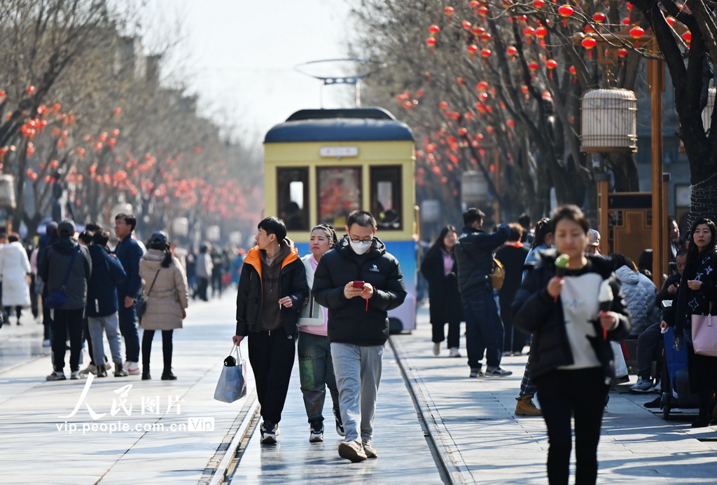 2024年3月9日，南京前门年夜栅栏，街头游客繁多。