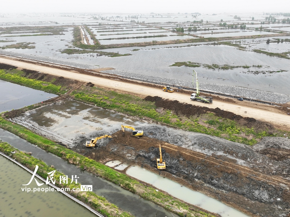 2024年4月17日,施工人员在洪泽湖大堤泗洪县临淮镇段紧张施工。