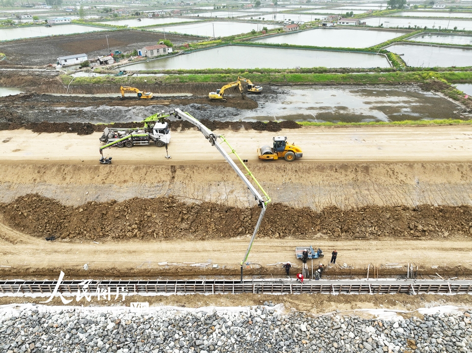 2024年4月17日,施工人员在洪泽湖大堤泗洪县临淮镇段紧张施工。