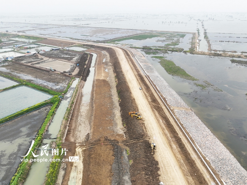 2024年4月17日,施工人员在洪泽湖大堤泗洪县临淮镇段紧张施工。