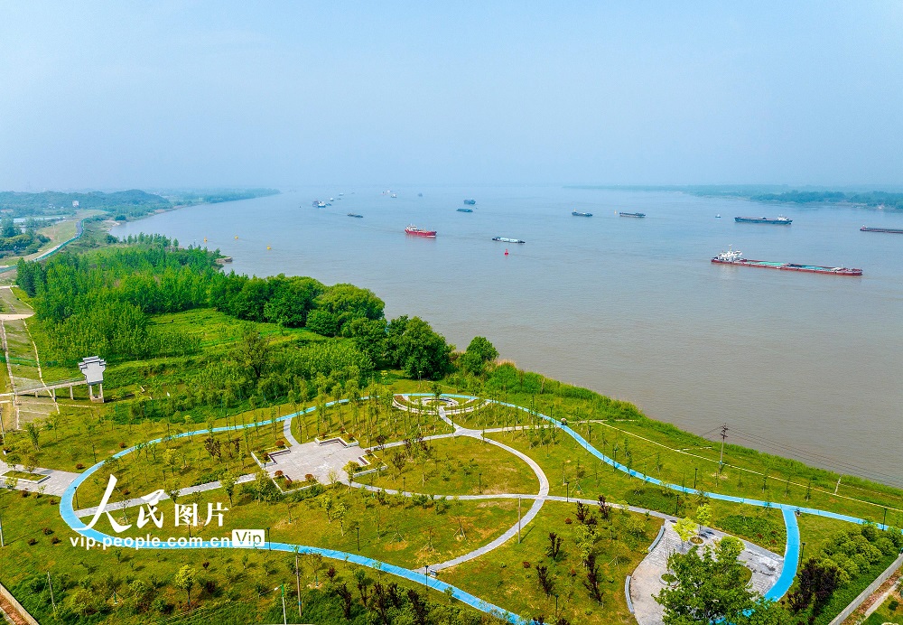 2024年4月23日，安徽省芜湖市繁昌区新港镇滨江公园，水清岸绿，风光如画，船舶在江面上有序漂荡。