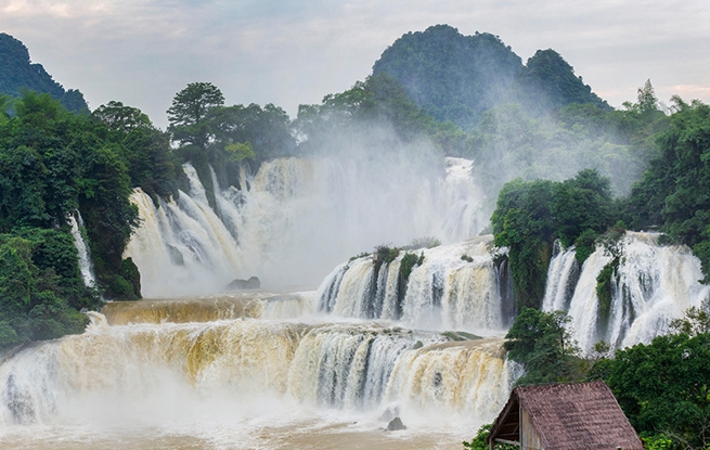  Guangxi Daxin: Detian Waterfall is magnificent and picturesque