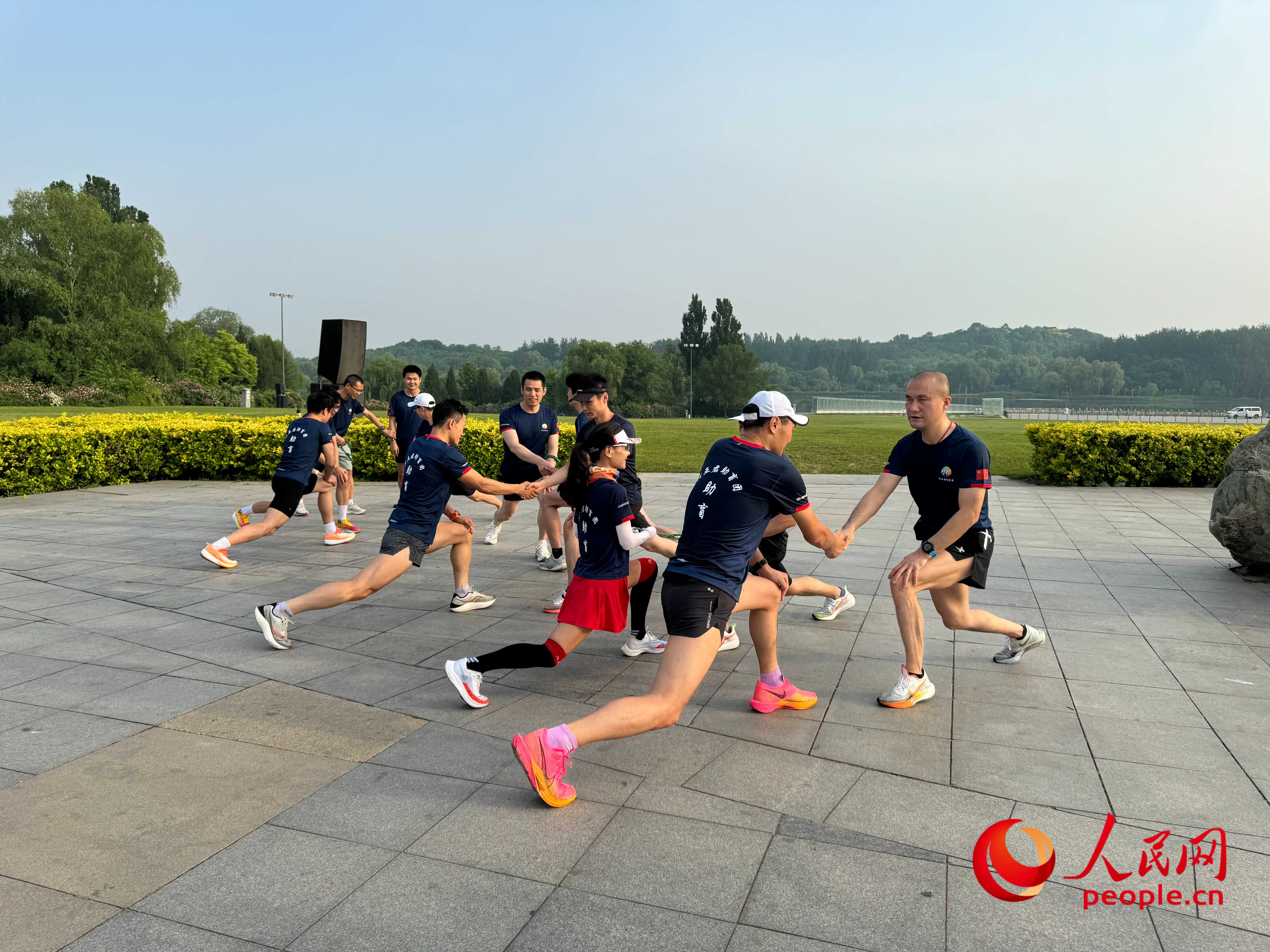  Blind people and volunteers prepare for running. Photographed by Zhou Jingyuan on People's Daily Online
