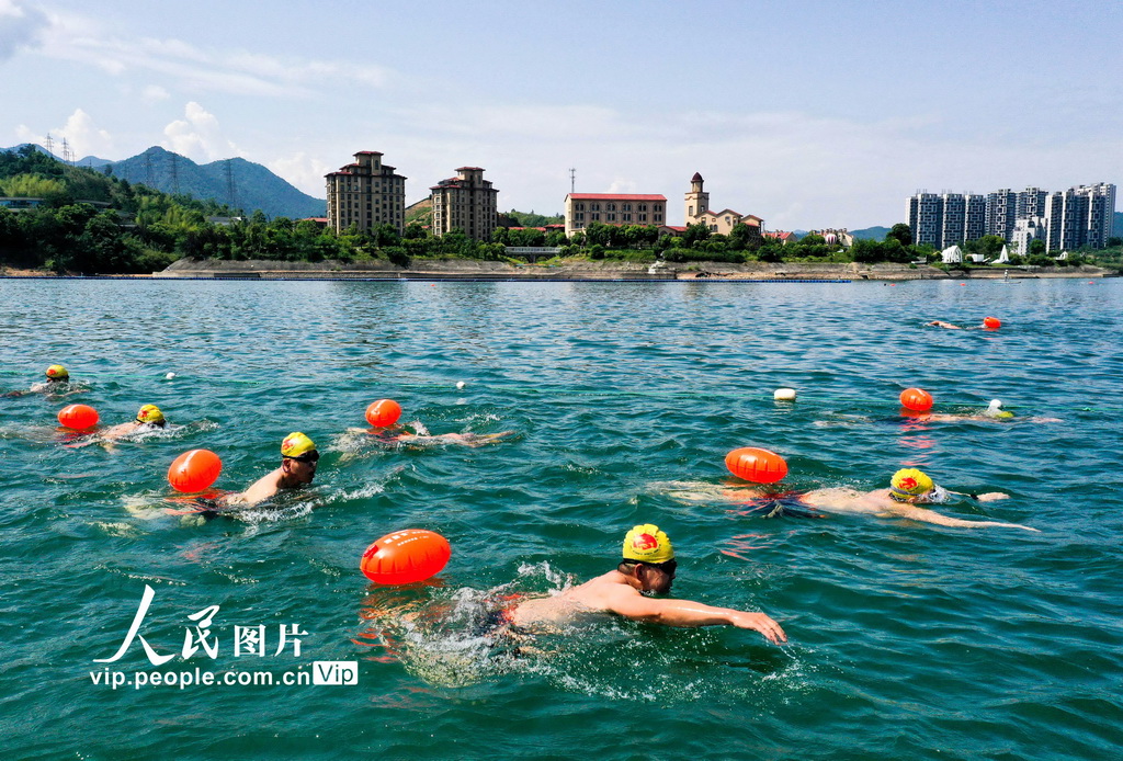 安徽黄山：竞渡太平湖 健身“泳”向前