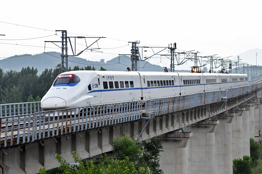 6月14日，一列动车组列车在山东省烟台市境巨匠驶。新华社发（孙文潭 摄）