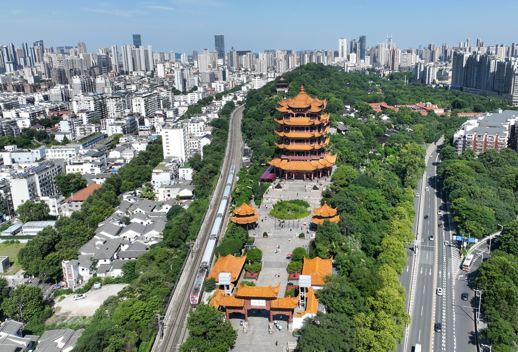 2024年6月3日在湖北省武汉市拍摄的黄鹤楼（无东说念主机相片）。新华社记者 程敏 摄