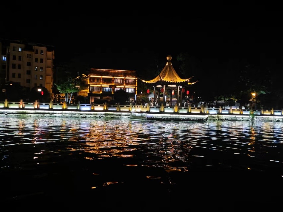 里运河文化长廊夜景。人民网记者 黄钰摄