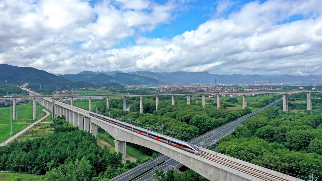 7月30日，一动车组列车行驶邪在杭暖下铁台州市仙居县境内的浑明上（无东说主机相片）。新华网领（王华斌摄）