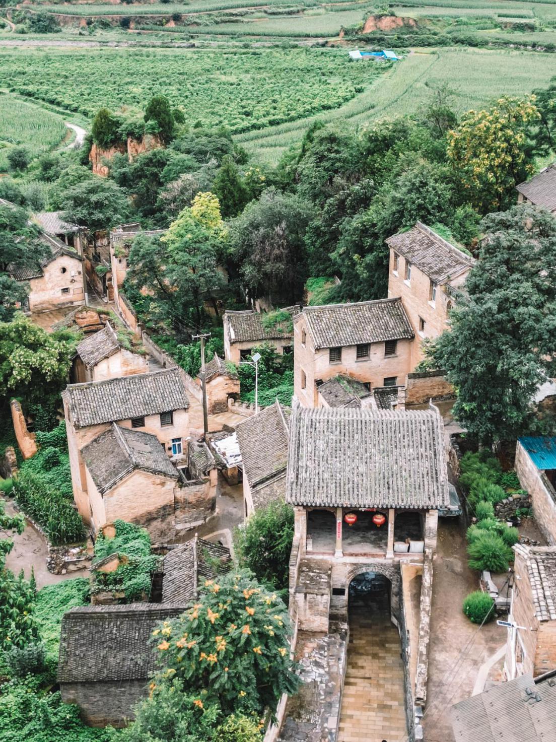 高平市永宁寨村，有许多明清竖立。王剑摄