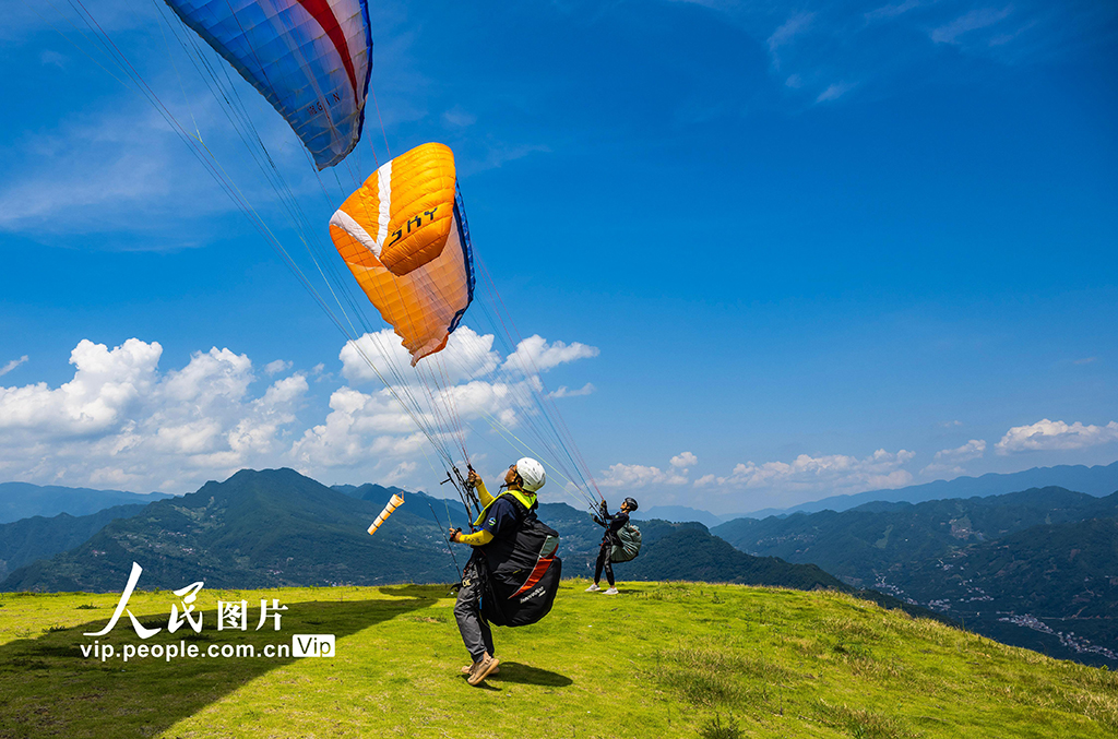 湖北秭归：特点旅游“火”乡村